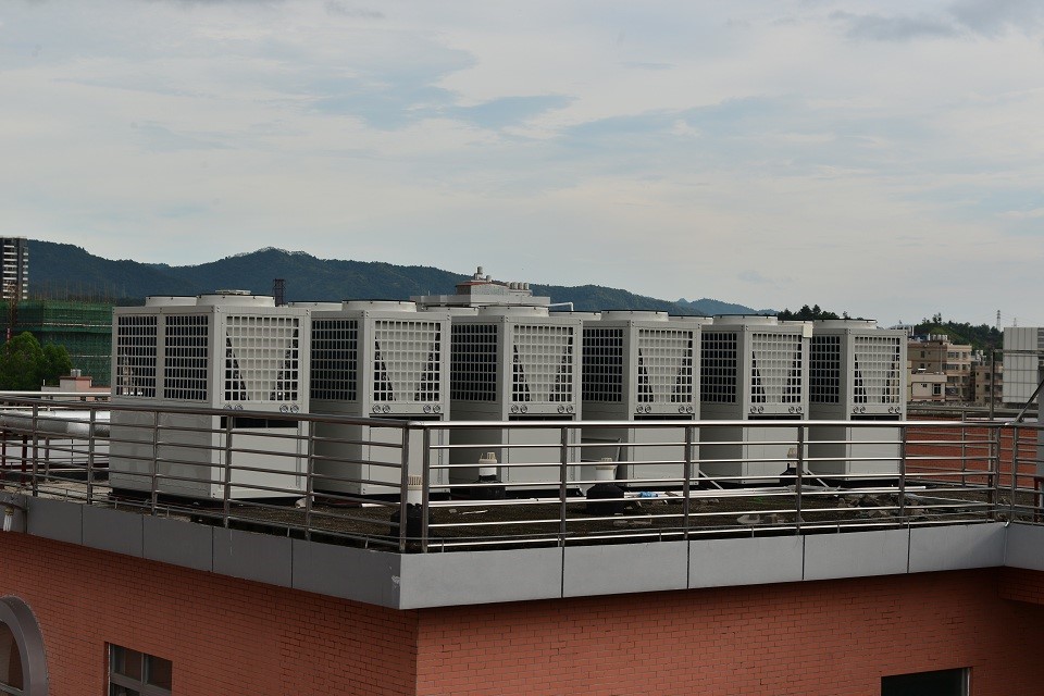 龙川一中空气源热泵采暖制冷案例剖析